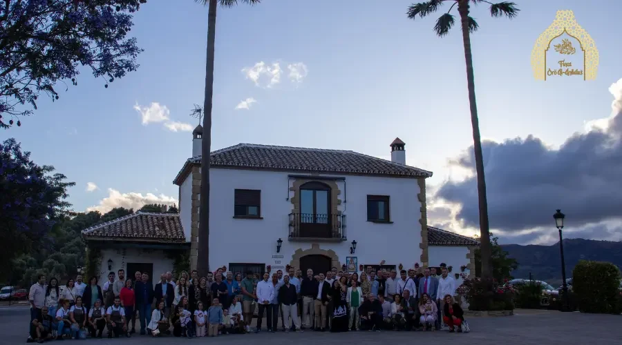 Gran grupo de profesionales posando frente a la fachada principal tras organizar un evento corporativo y actividades de team building para empresas en Finca Oro Al-Andalus.
