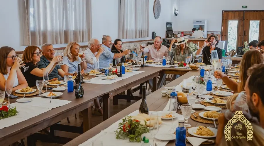 Grupo de profesionales brindando durante una comida de empresa en los salones para eventos corporativos de Finca Oro Al-Andalus.